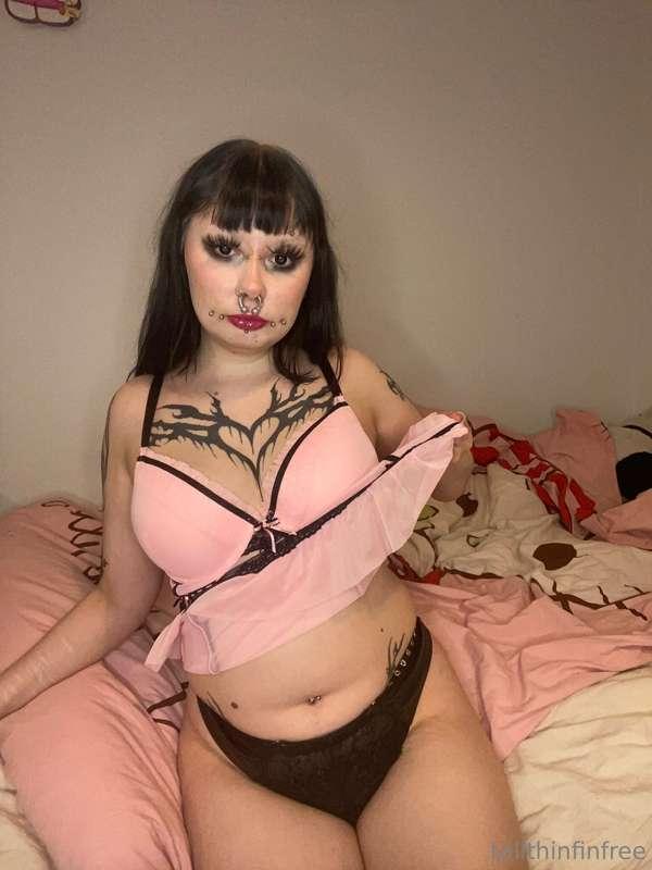 Do you like tattooed and pierced girls? Welcome to my free p..