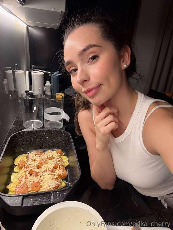 Today for dinner I have fish and potatoes, I pour cream on t..