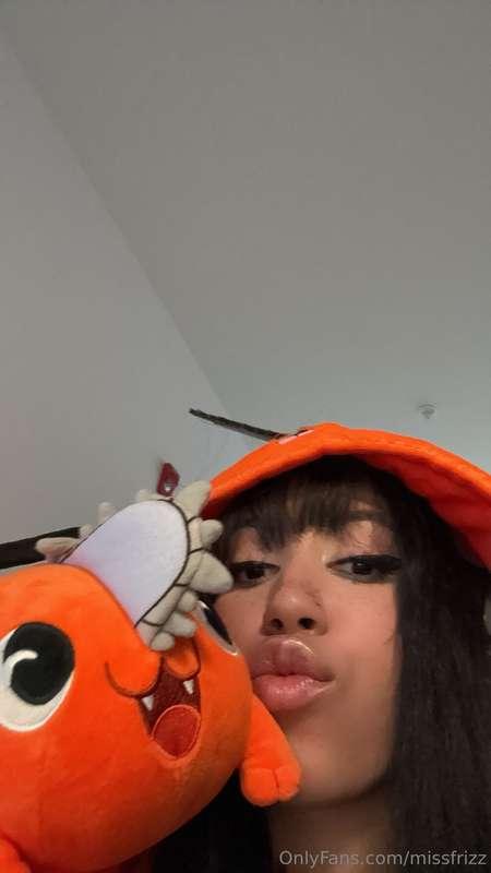 Who's online rn? I need new cosplay ideas, please help (>﹏<)