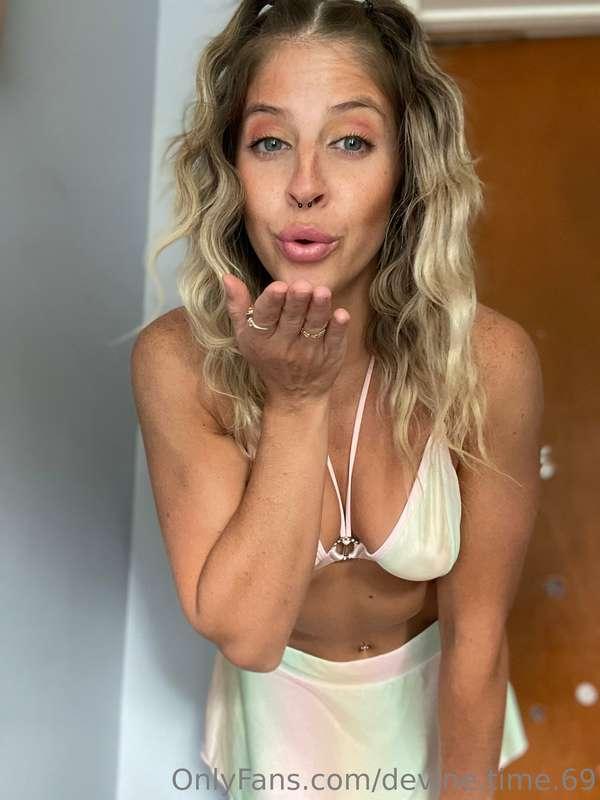 Available for calls/customs all night long 💕