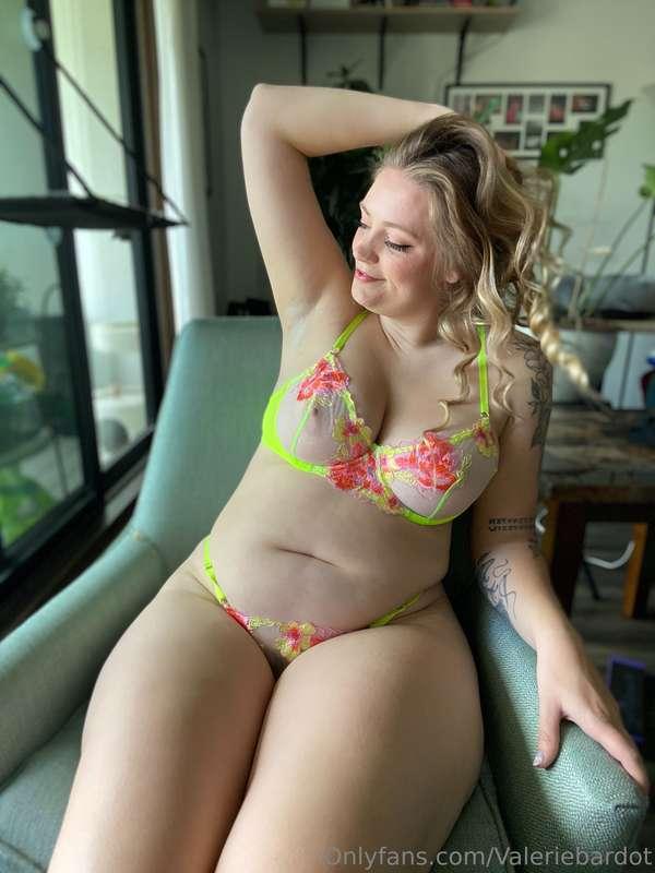 Put on cute lingerie. ✅Sat in the sunlight like a cat. ✅Now ..