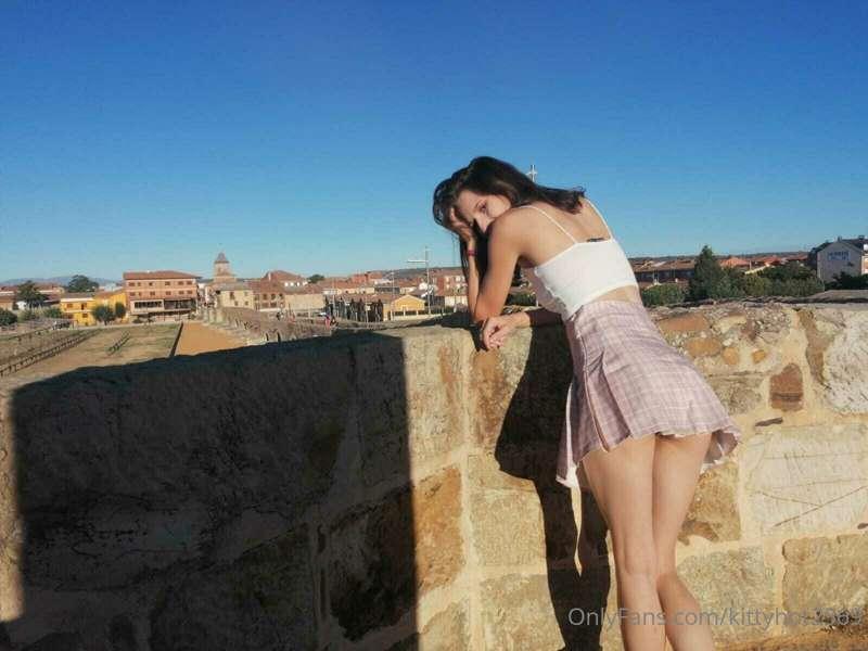 No llevo nada debajo de la falda, lográis ver algo 🍑🔥🔞🥵
.
.
..