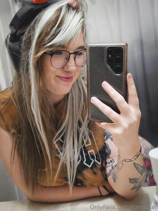 Was thinking about changing up my hair but idk. Kind of in l..