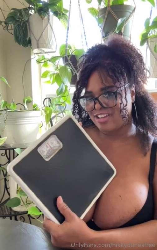 ✨✨ TITTY THURSDAY - LET’S WEIGH THESE BIG FAT TITS 😈I put my..