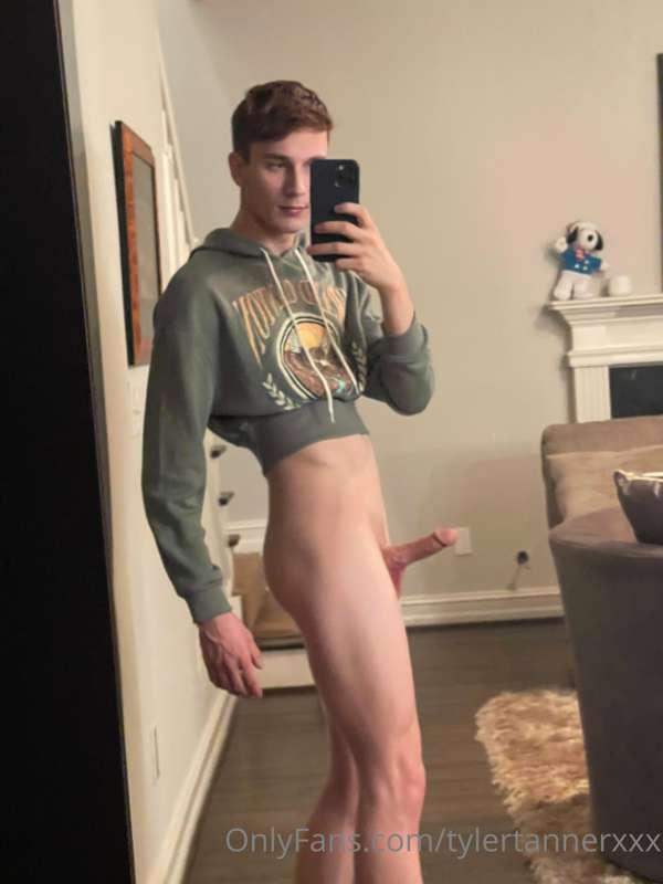I got a new hoodie! What do y’all think? Low key think I loo..