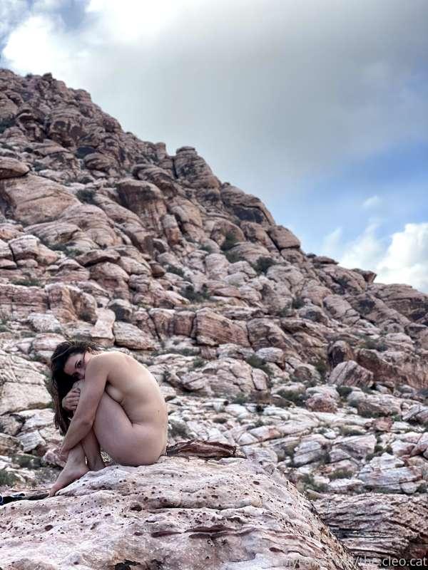 I spy with my little eye ...a real nice boulder 🪨