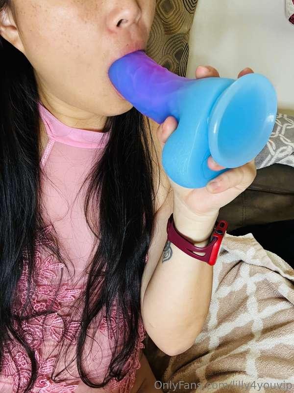 Have to warm up my mouth before I warm up my pussy 😋