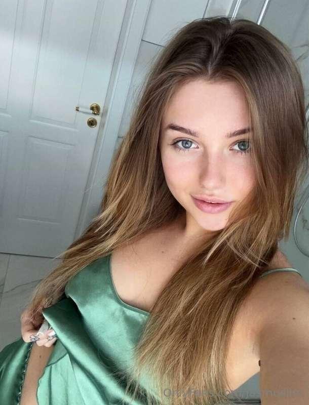  @lealealuxe She is waiting for you❤️❤️ @lealealuxe ❤️ Who w..