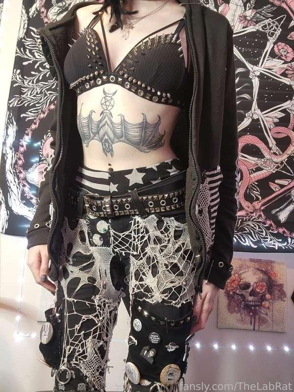 🖤Last night's outfit for the punk venues birthday🖤

It's kinda wild to think that I've been going there for like 7 years now. Nothing but respect and love for those crusties who made it happen

Tonight I'll be going out to another drag show, that should be fun