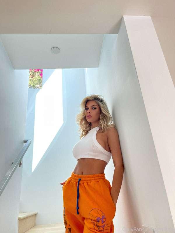 I'm stylin' and profilin' 📷😎 making activewear sexy and edgy..