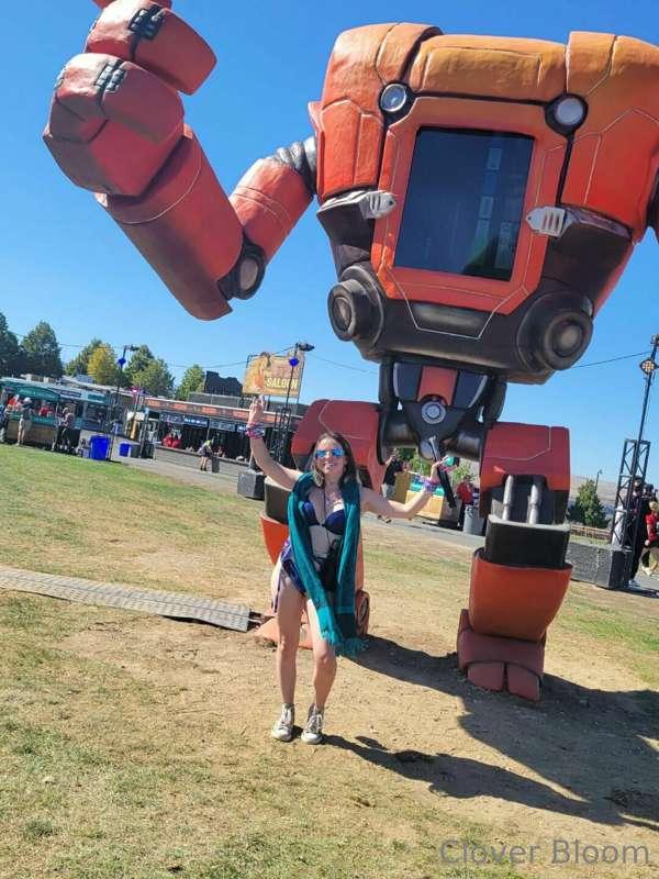 Made best friends with this robot at Bass Canyon 🤖💜