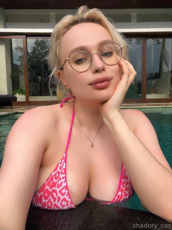 The girls in the pools are so hot! I dream of a small party ..