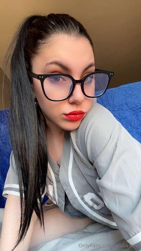 Ogni sorriso nasconde una promessa di passione che non vedra..