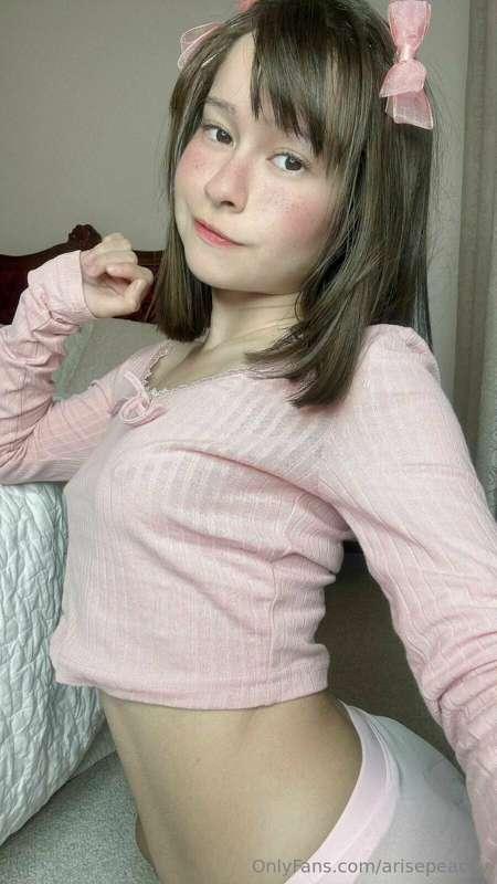 wanna watch my tiny body naked? Dm me rn daddy 🫢