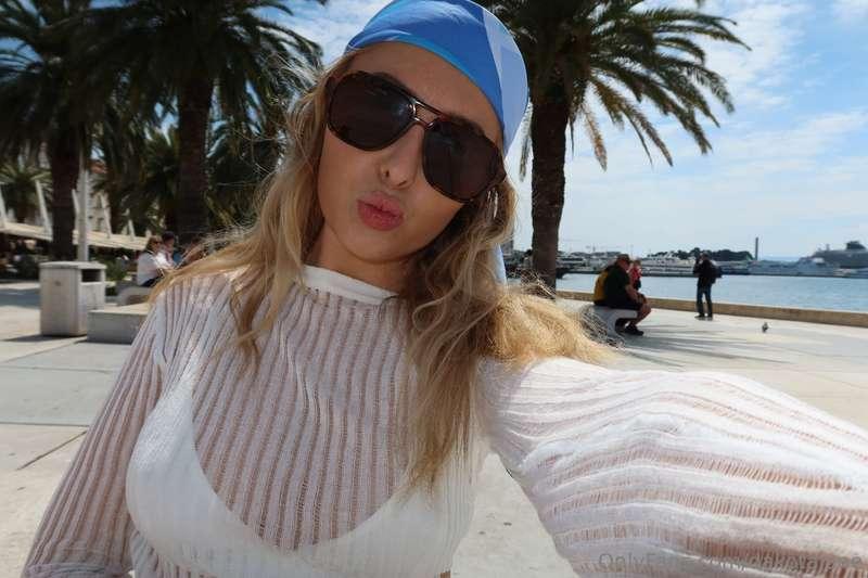 Want a kiss DM me💋 