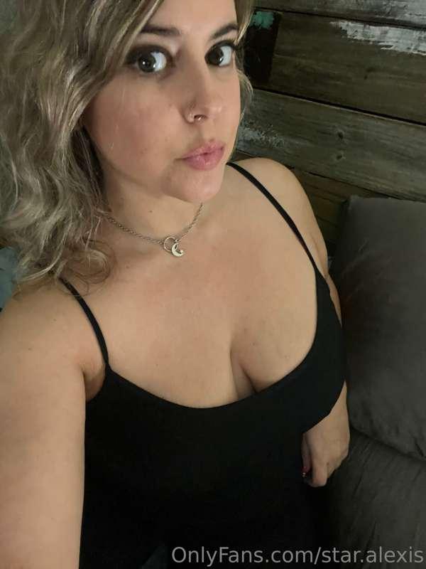 Some may recognize the headboard and glasses ? @coyodee