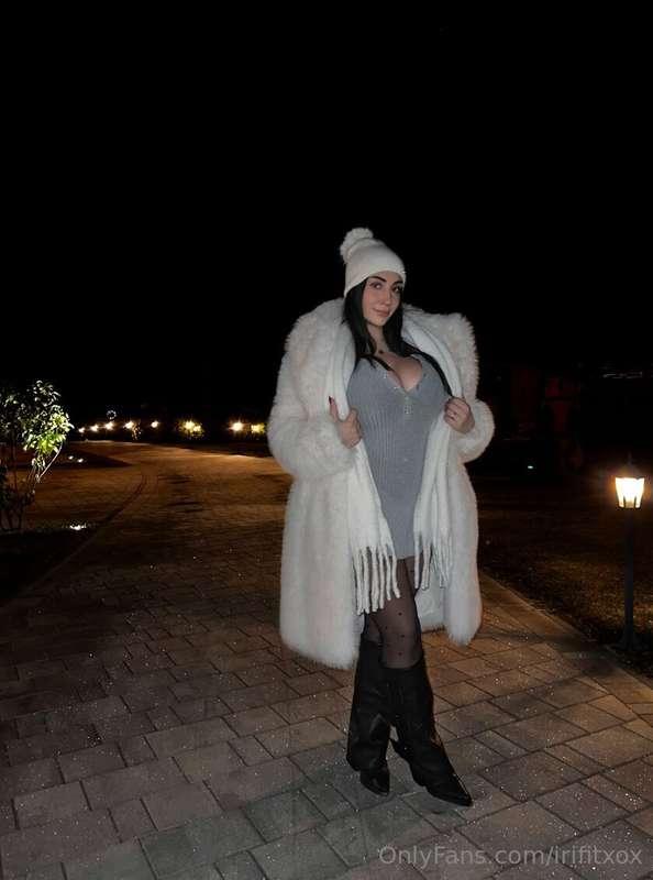 Winter fits hit different when the night is this pretty 💖