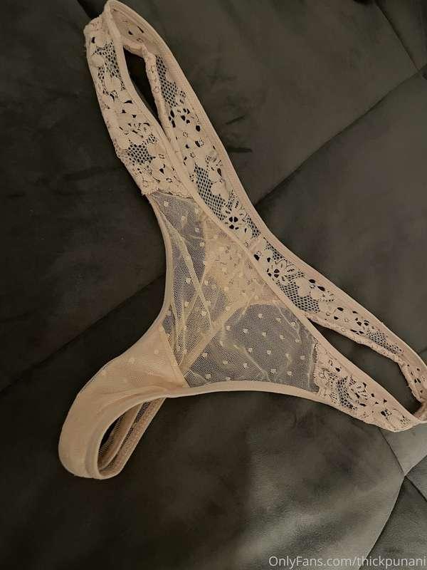 Mmmhhh.... the scent of my horny pussy smells sooo good! Who..
