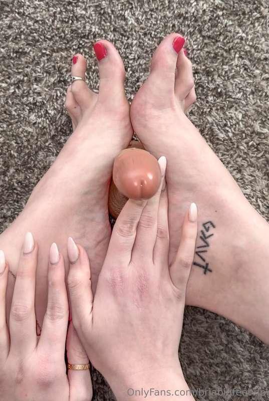 finally giving a real (realistic 6” dildo, hehe 😉) footjob w..