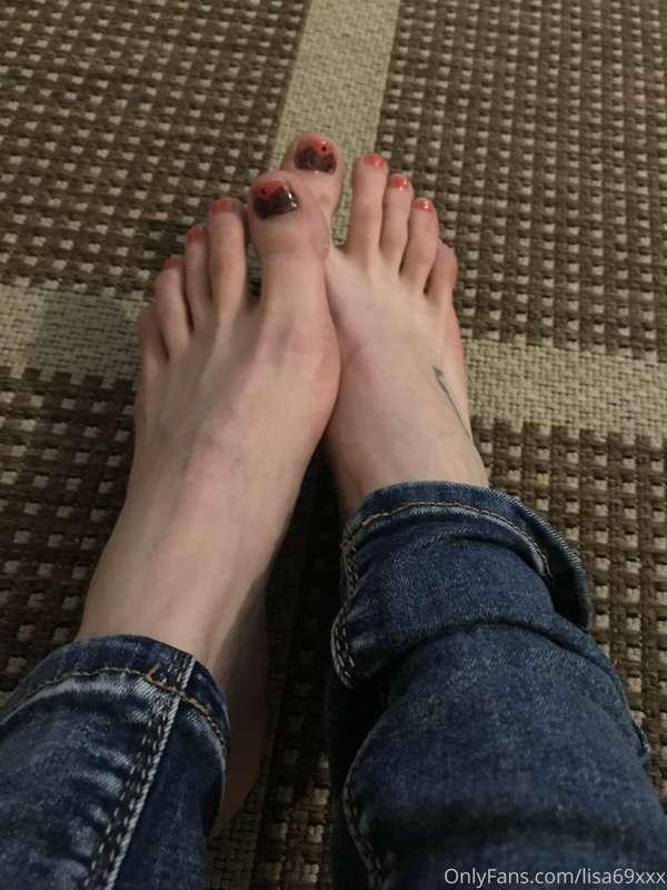 I tried out some nail art on my toes... I was quite pleased ..