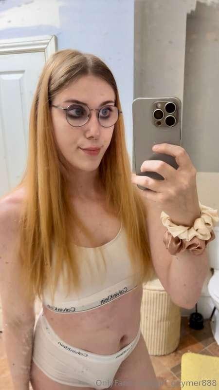 Do you wanna fuck me with my glasses on or off?? 😊🙈😜