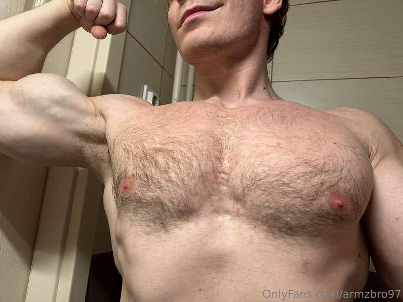 Hairy pecs and biceps 😌💪