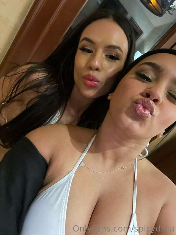 give us a kiss 🙈