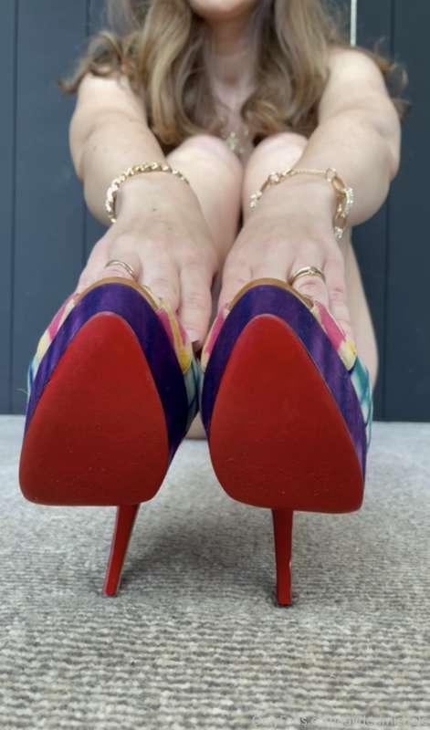 Happy Monday babes 💋
Red bottoms but all pink inside 😈 CUM s..