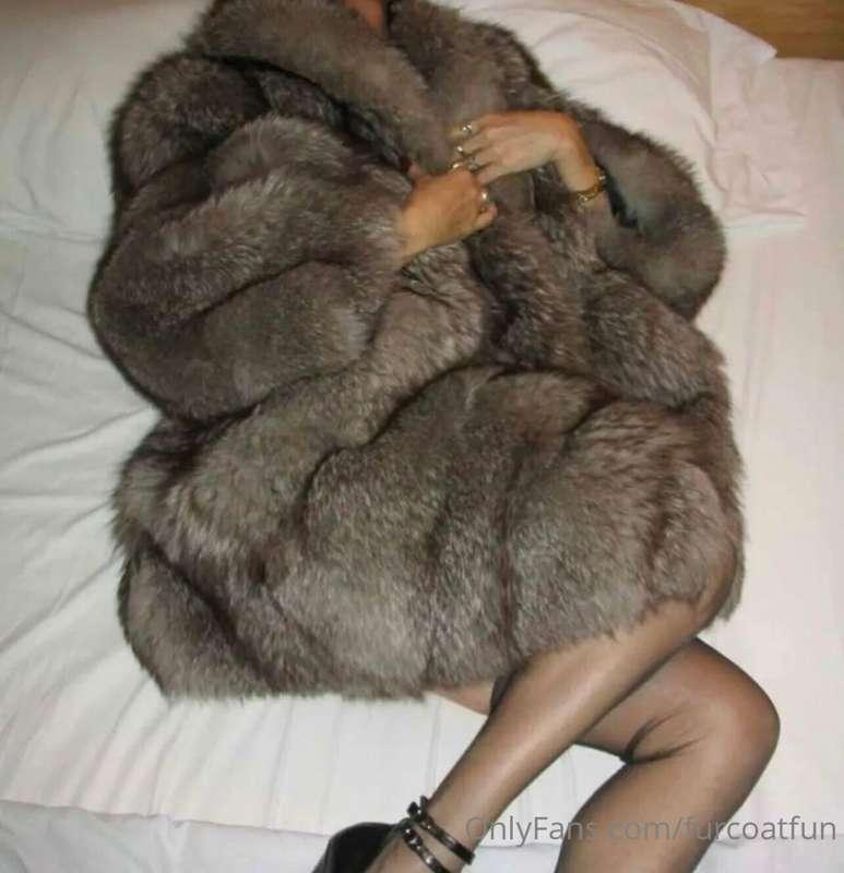 Grab my fox fur collar while you pump into me! 🤤💋