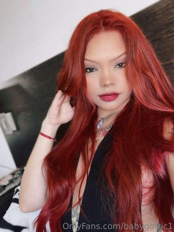 Tell me do you prefer a redhead or a black-haired one?
📲📲📲
