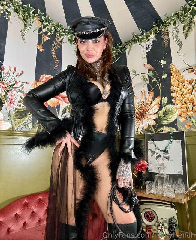 Im looking for a pathetic loser who wants to clean and suck ..