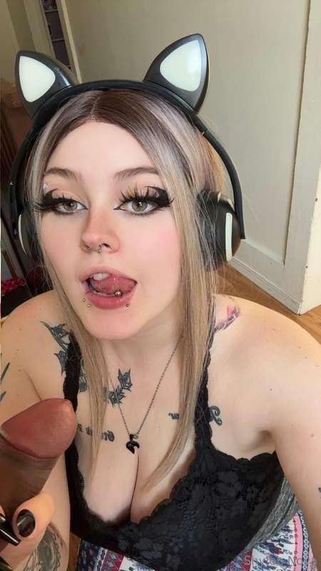 I've been starving for cock😈