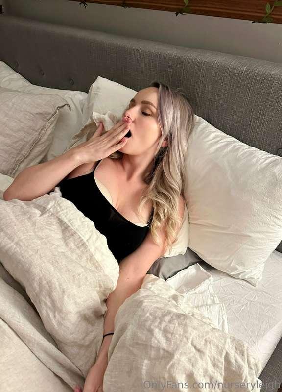 Let's stay in bed babe😝