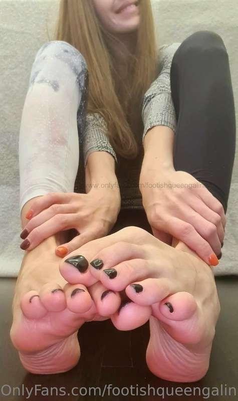 Black toes are always tasty 🖤