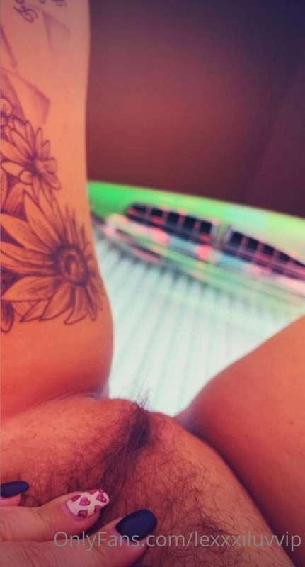 Getting my tan on 😜