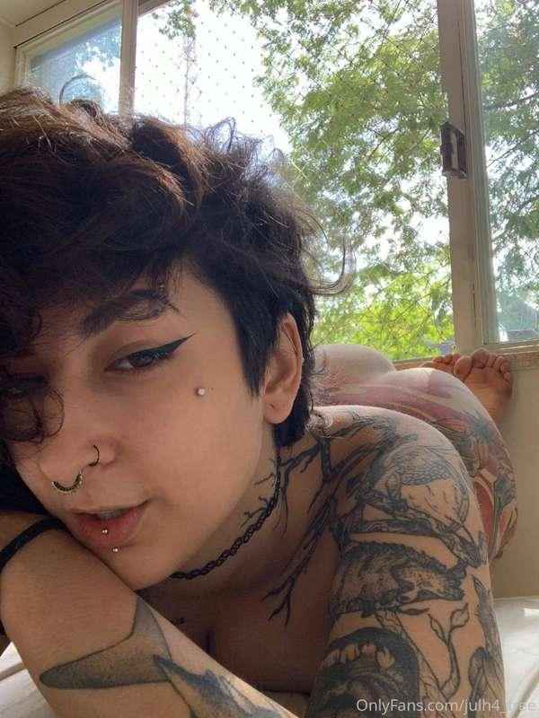 I spy some…. toes! 🤪😏