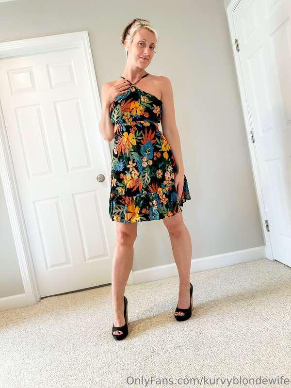kurvyblondewife image #9
