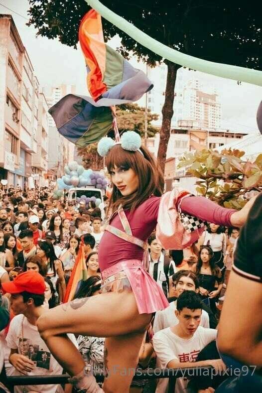 at gay pride parade, my ass feel strong ! :D but my feet not