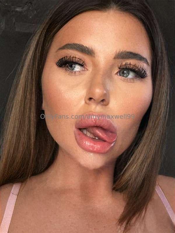 Can you guess what’s dropping down my chin🥺💦