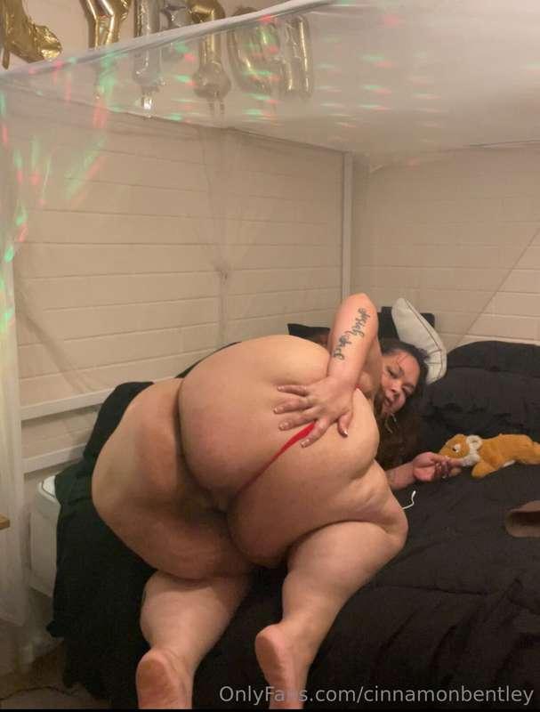 Horny fat bitch live and I’m waiting to see you daddy.. CUM ..