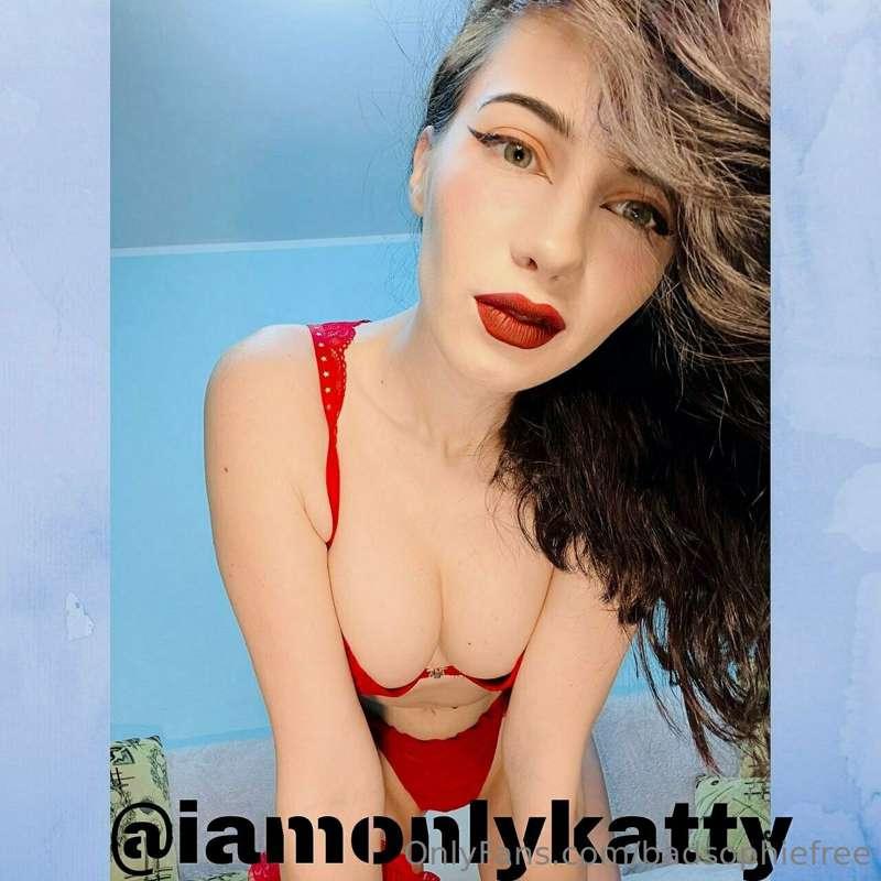 @iamonlykatty she only wants to be yours👿💎is cute but also w..