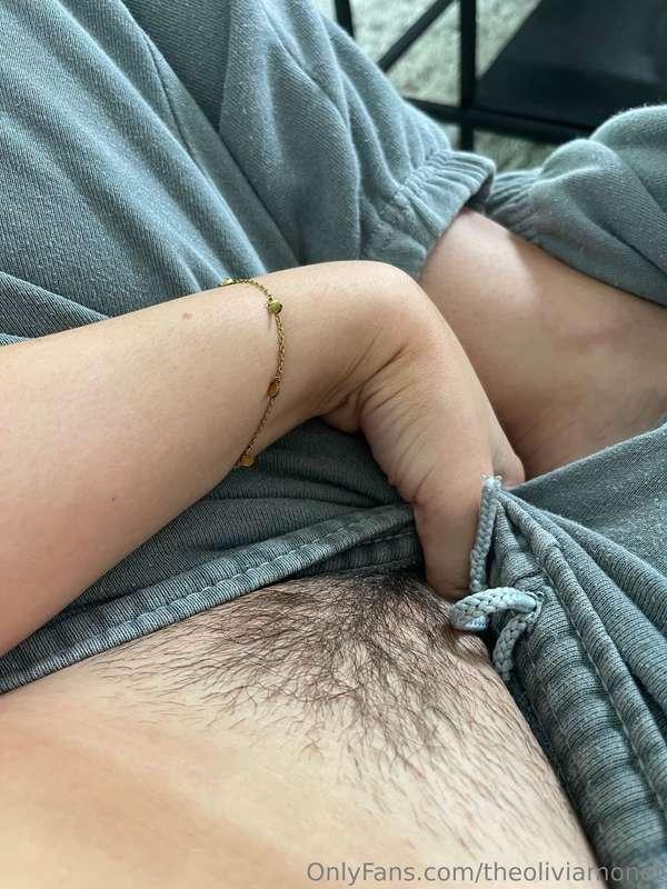 Newly single and ready for your cock to enter my hairy pussy..