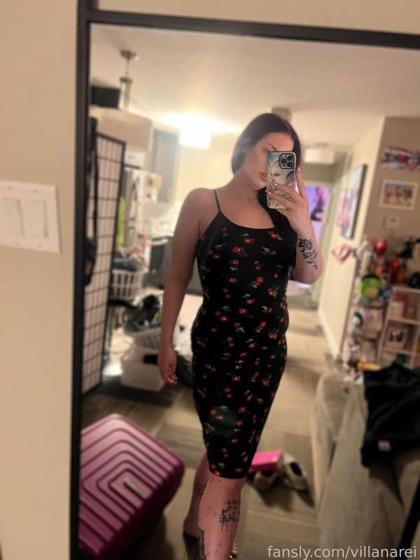 Do you like my new dress? 🍒

(Ignore the messy room, I just got back from my trip 🙈)

#fyp #tall #tallgirl #goth #gothgirl #altgirl #alternative #purplehair #thicc #dress #sundress #hips #curves #curvy #longlegs #tattoos #inked #feet