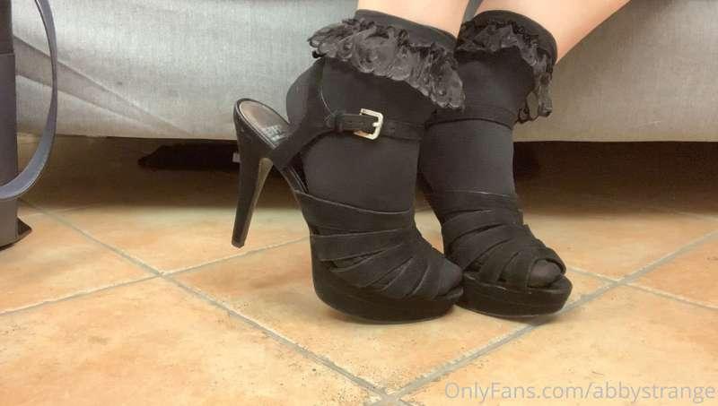 Do you like pretty feet? I was gifted those cute socks with ..