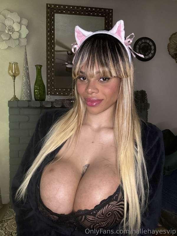 my tits want something between them, any ideas? 👀