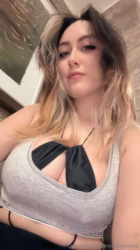 Leave a tip to see what’s under the shirt~ 💦