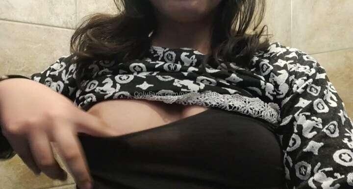 Universitaria SEXY 😍😍 Solo me fui al baño a mostrarte mis te..