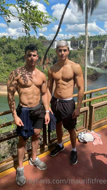 Hola mis queridos fans 🥰, estoy de vacaciones con mi mejor a..