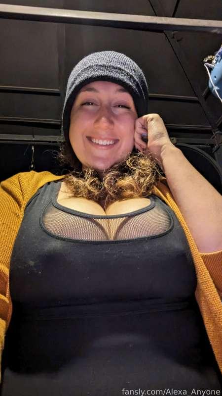 It's definitely getting cold around here 💎💎

#hardnipples #bignipples #chubby #milfnextdoor #basic #milf #cold #neighbor #nipslip#canadian 