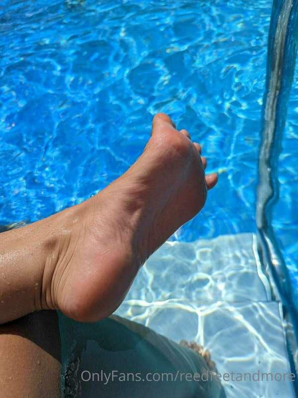 Happy Friday feet lovers! I'm on my hols and taking some tim..